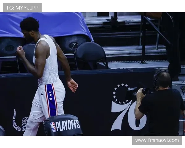 恩比德与布克场上冲突引发争议双方互怼后者愤然离场抗议裁判判罚