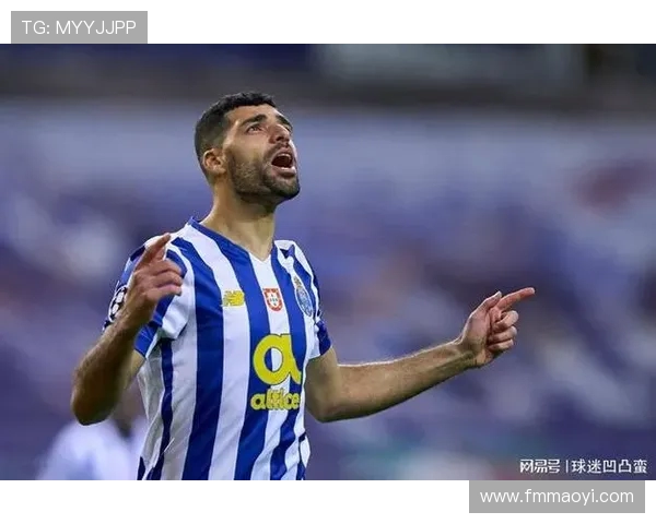 王濛身穿国米球衣与小图拉姆泽林斯基维耶里等球星合影留念